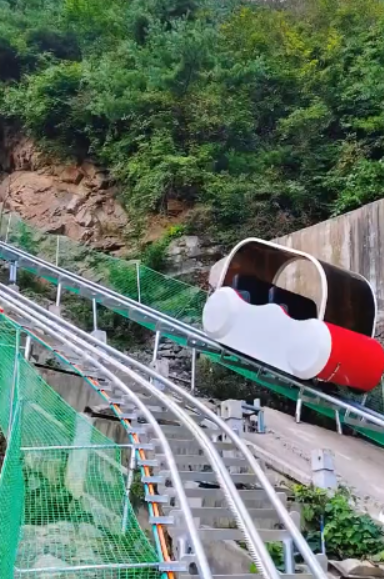 轨道爬山车